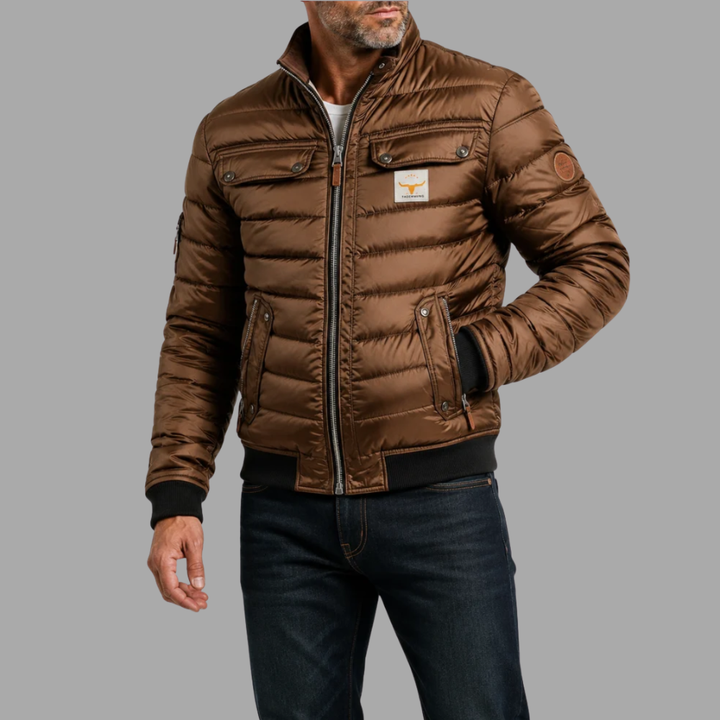 Giacca Ruggero marrone indossata con jeans