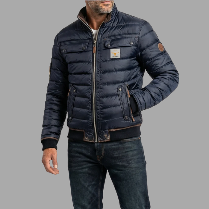 Giacca Ruggero blu navy indossata con jeans