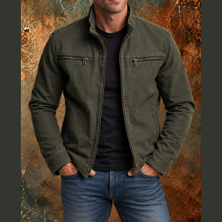 Giacca militare Renato verde oliva indossata con jeans