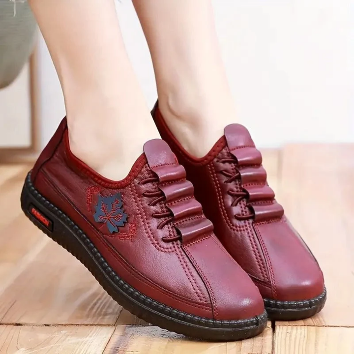 Rosa scarpe comode bordeaux indossate
